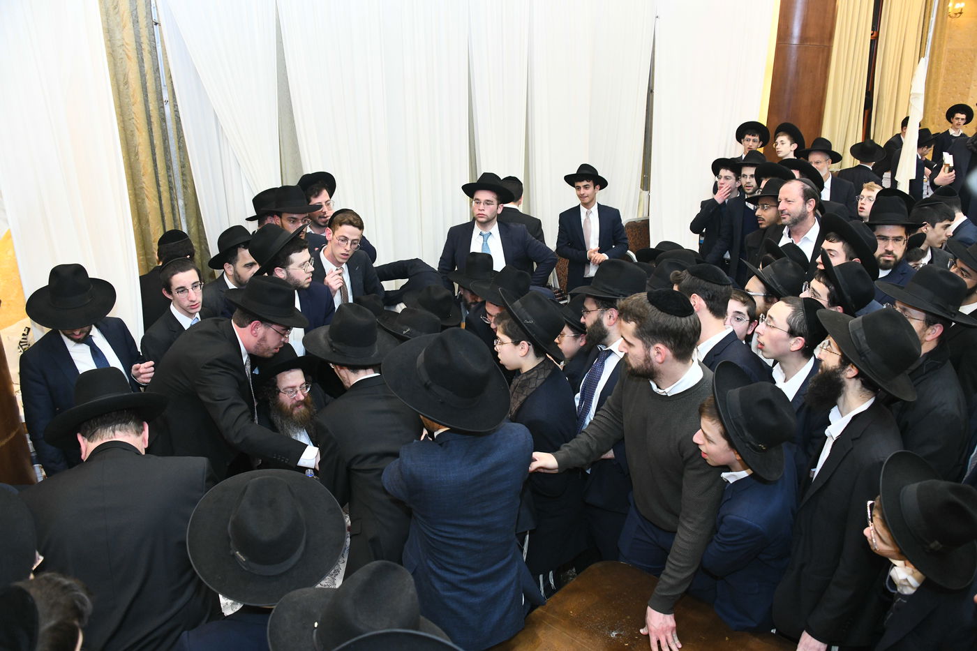 המונים בחתונת בנו של הגאון רבי עמרם פריד • צפו בגלריה