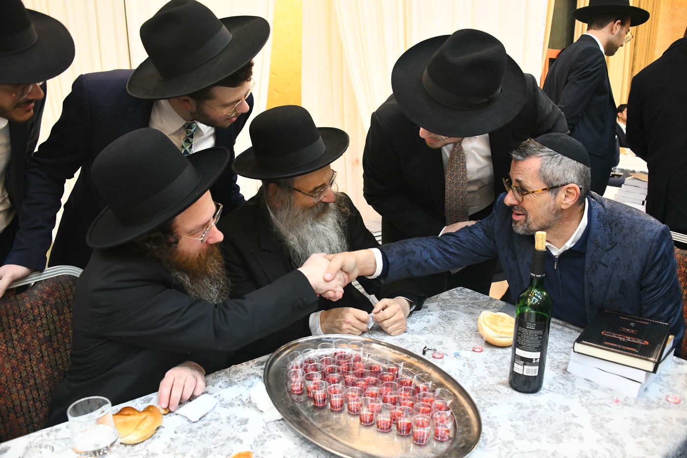 המונים בחתונת בנו של הגאון רבי עמרם פריד • צפו בגלריה