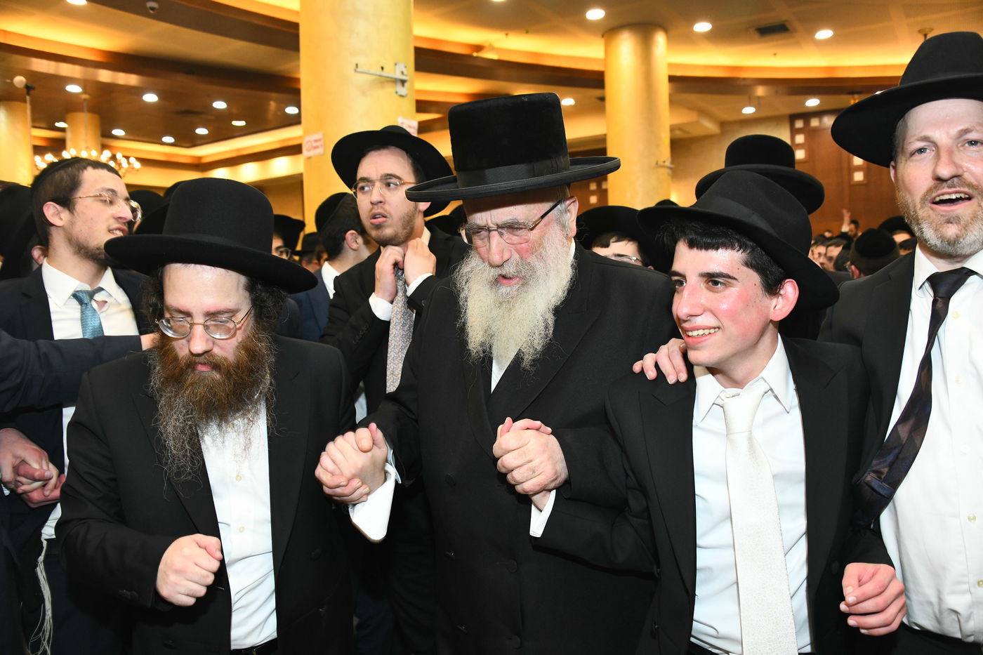 המונים בחתונת בנו של הגאון רבי עמרם פריד • צפו בגלריה