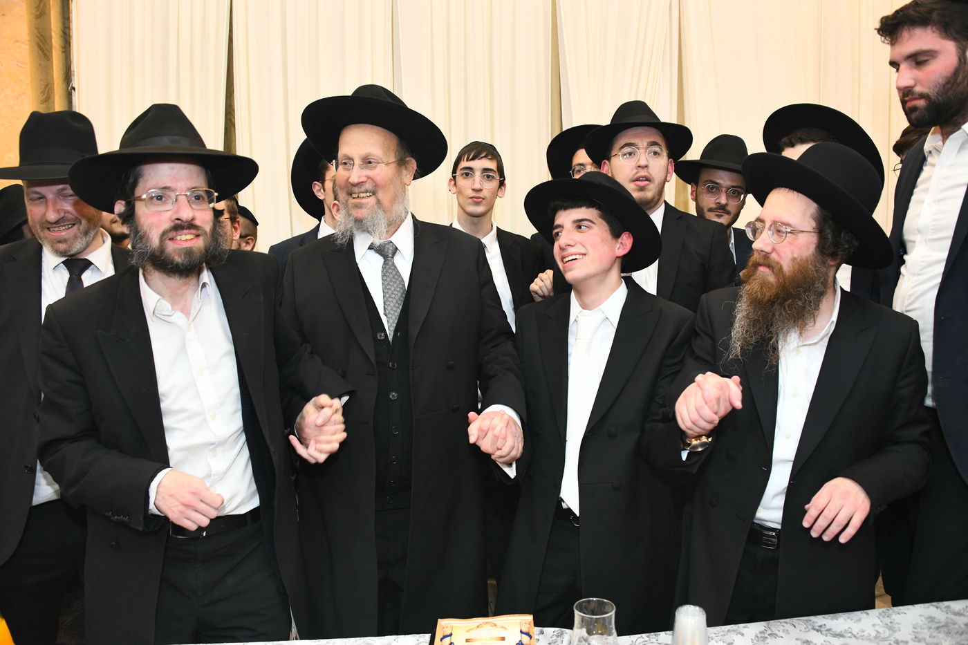 המונים בחתונת בנו של הגאון רבי עמרם פריד • צפו בגלריה