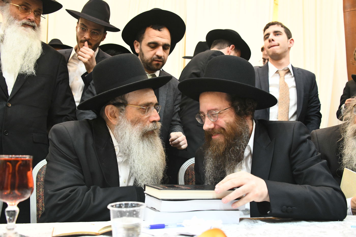 המונים בחתונת בנו של הגאון רבי עמרם פריד • צפו בגלריה