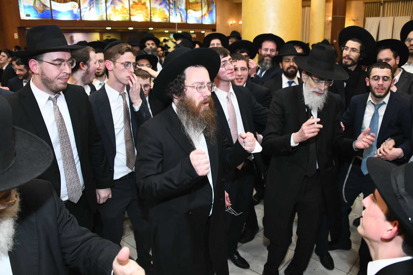 המונים בחתונת בנו של הגאון רבי עמרם פריד • צפו בגלריה