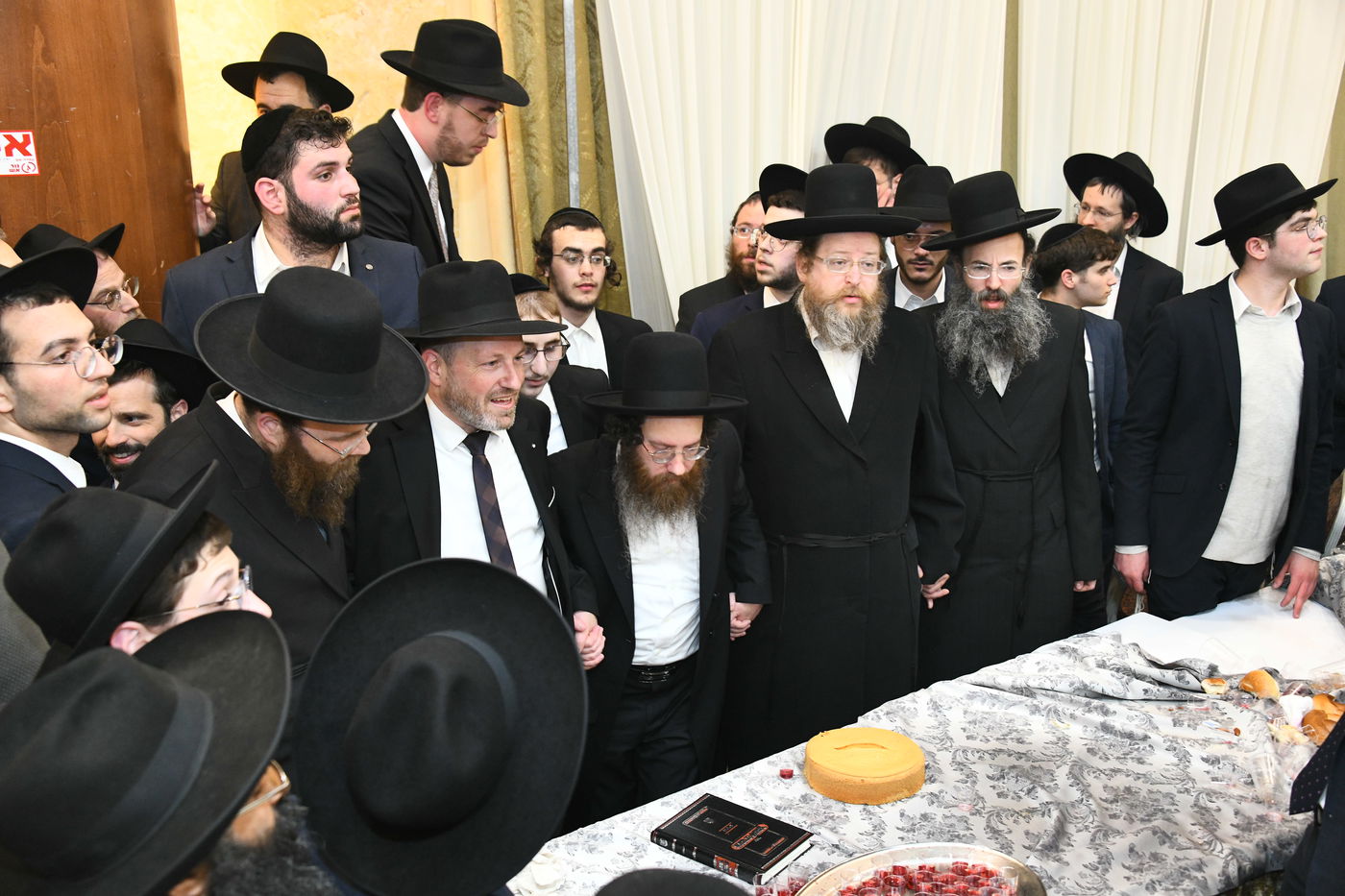 המונים בחתונת בנו של הגאון רבי עמרם פריד • צפו בגלריה