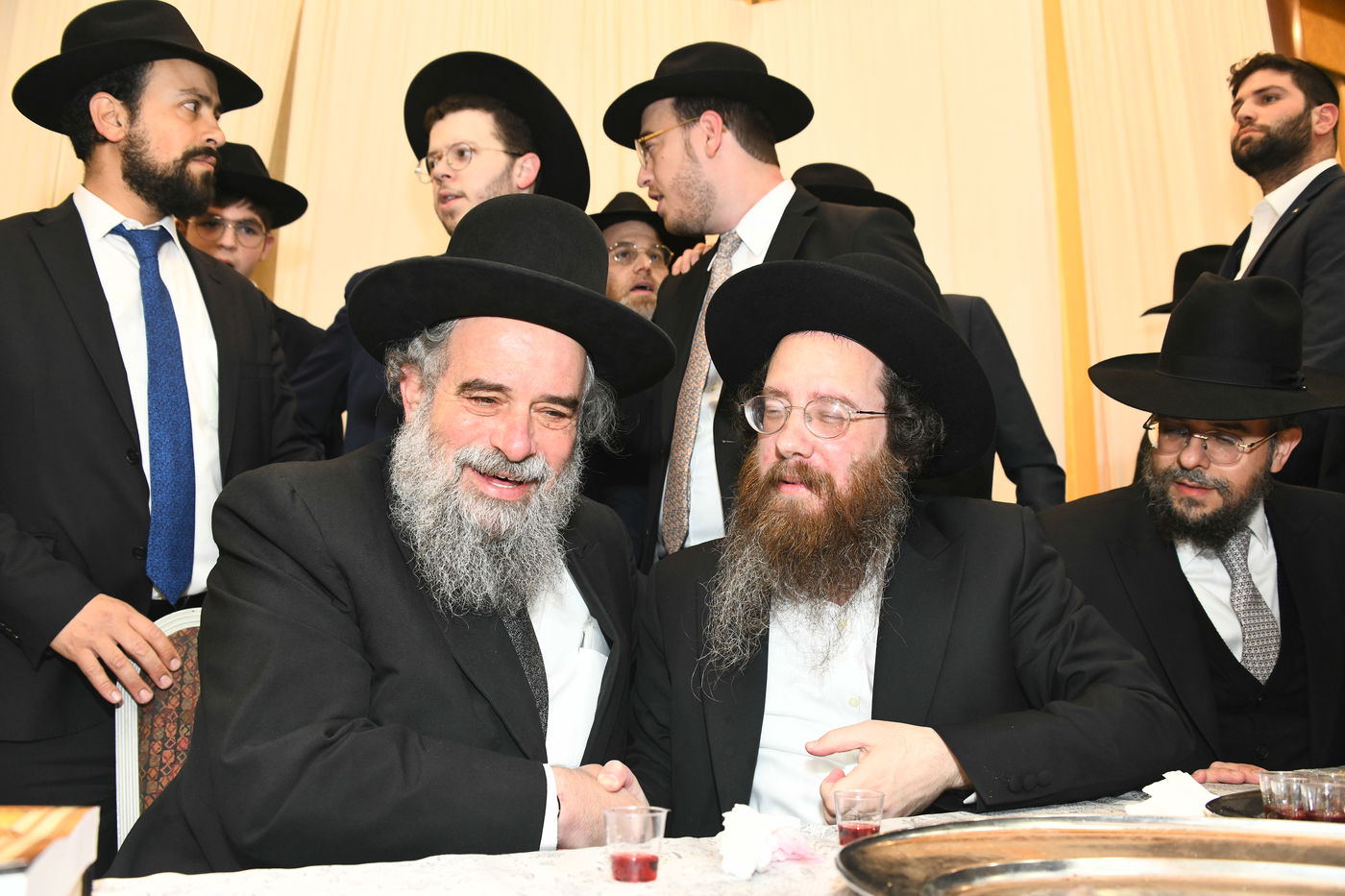 המונים בחתונת בנו של הגאון רבי עמרם פריד • צפו בגלריה
