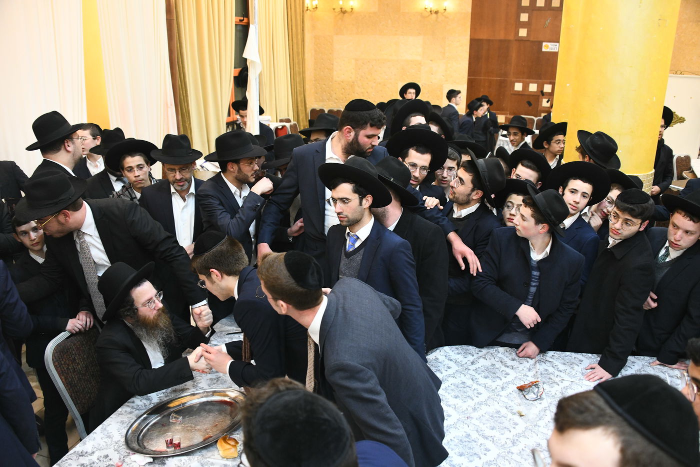 המונים בחתונת בנו של הגאון רבי עמרם פריד • צפו בגלריה