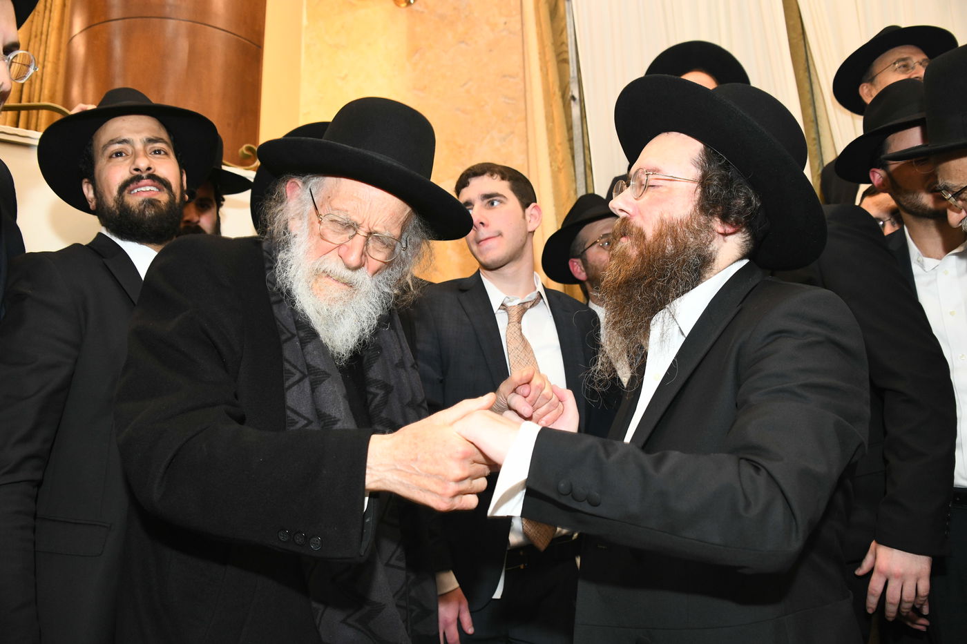 המונים בחתונת בנו של הגאון רבי עמרם פריד • צפו בגלריה