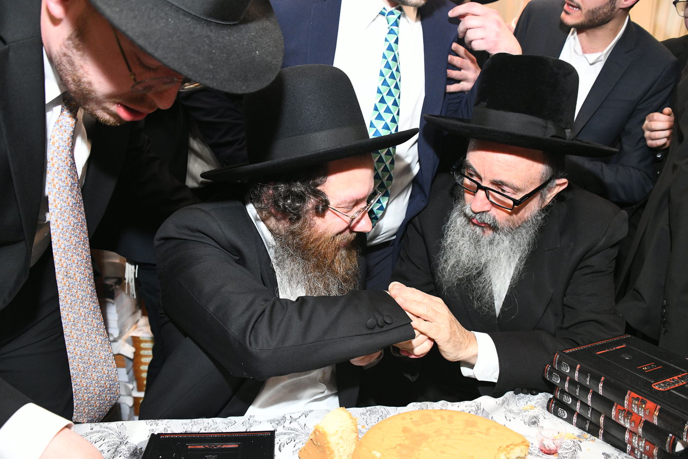 המונים בחתונת בנו של הגאון רבי עמרם פריד • צפו בגלריה