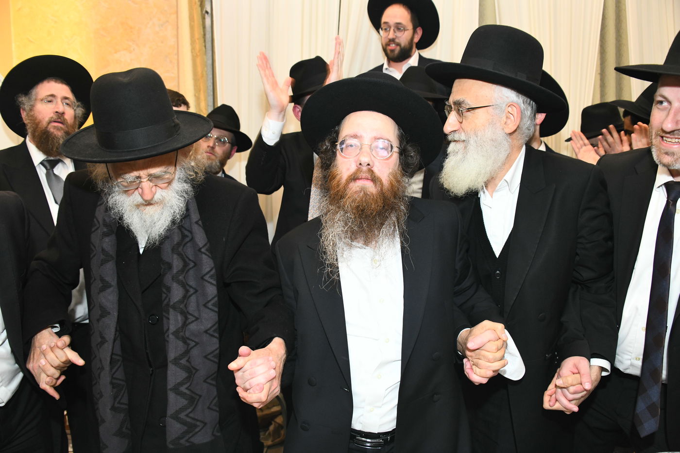 המונים בחתונת בנו של הגאון רבי עמרם פריד • צפו בגלריה