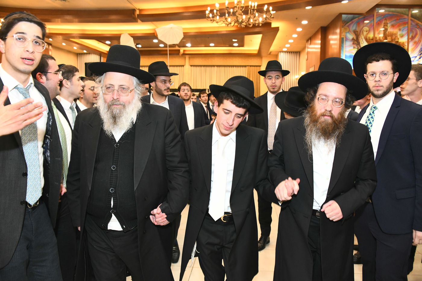 המונים בחתונת בנו של הגאון רבי עמרם פריד • צפו בגלריה