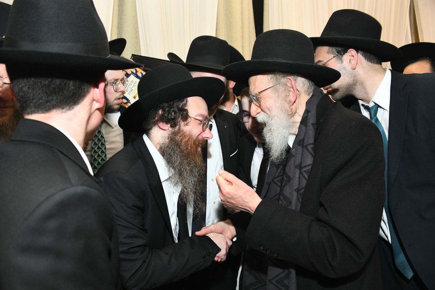 המונים בחתונת בנו של הגאון רבי עמרם פריד • צפו בגלריה