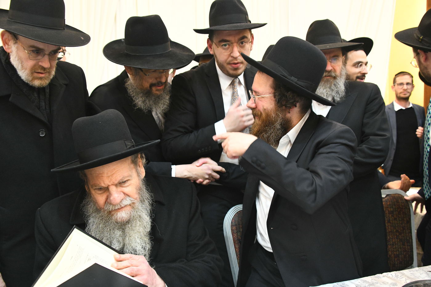 המונים בחתונת בנו של הגאון רבי עמרם פריד • צפו בגלריה