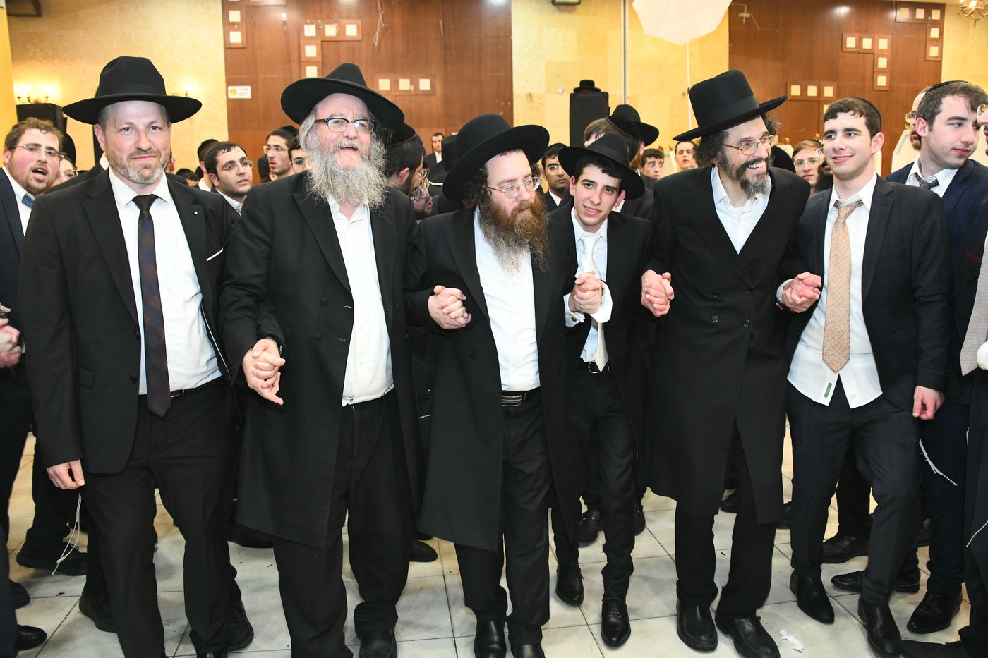 המונים בחתונת בנו של הגאון רבי עמרם פריד • צפו בגלריה