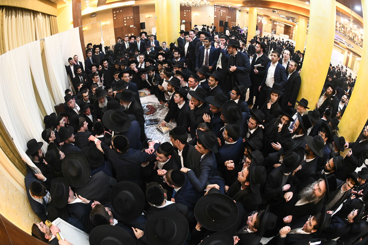 המונים בחתונת בנו של הגאון רבי עמרם פריד • צפו בגלריה