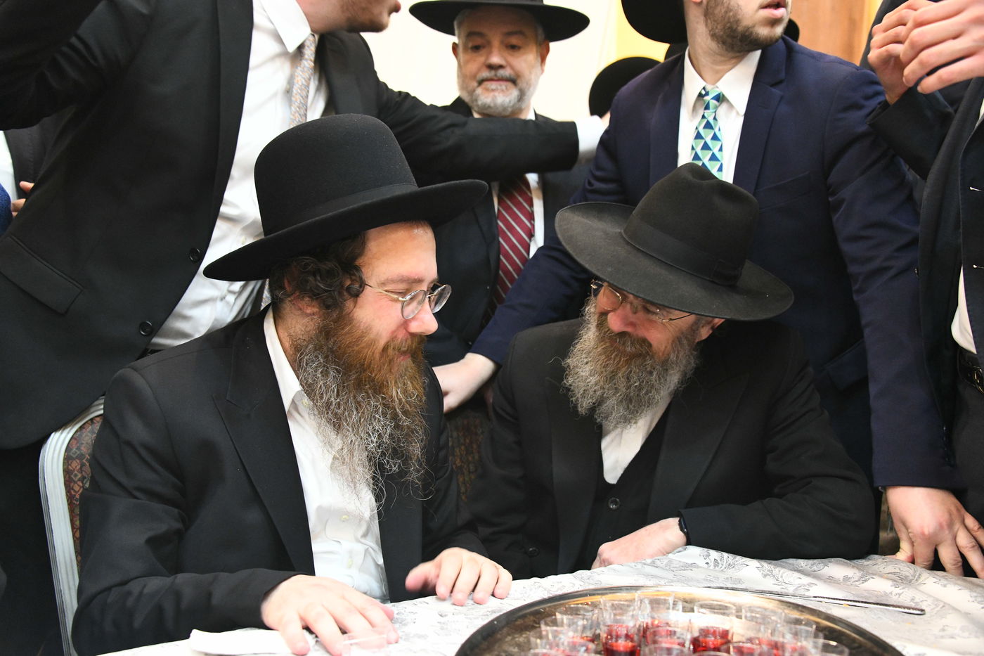 המונים בחתונת בנו של הגאון רבי עמרם פריד • צפו בגלריה