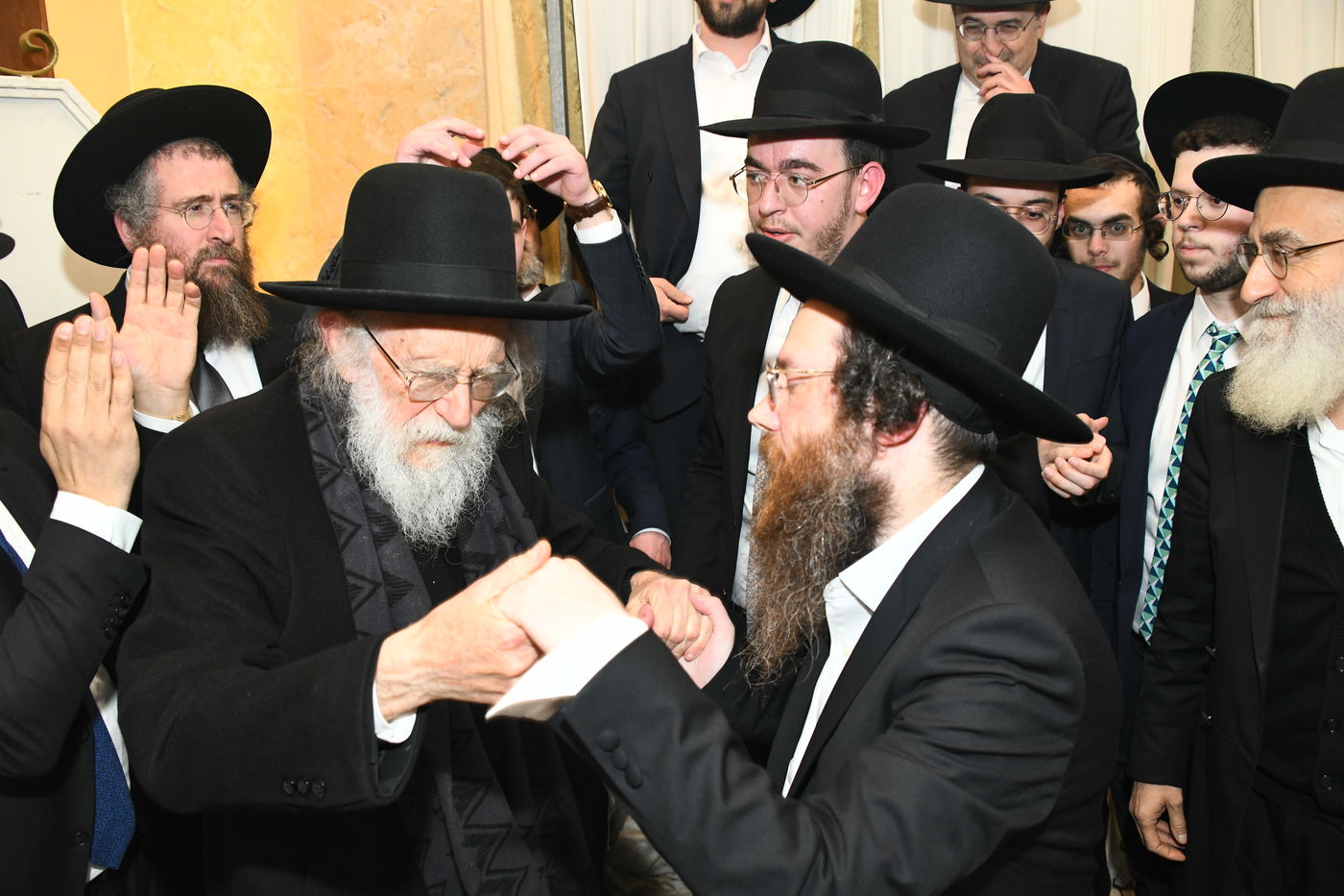 המונים בחתונת בנו של הגאון רבי עמרם פריד • צפו בגלריה