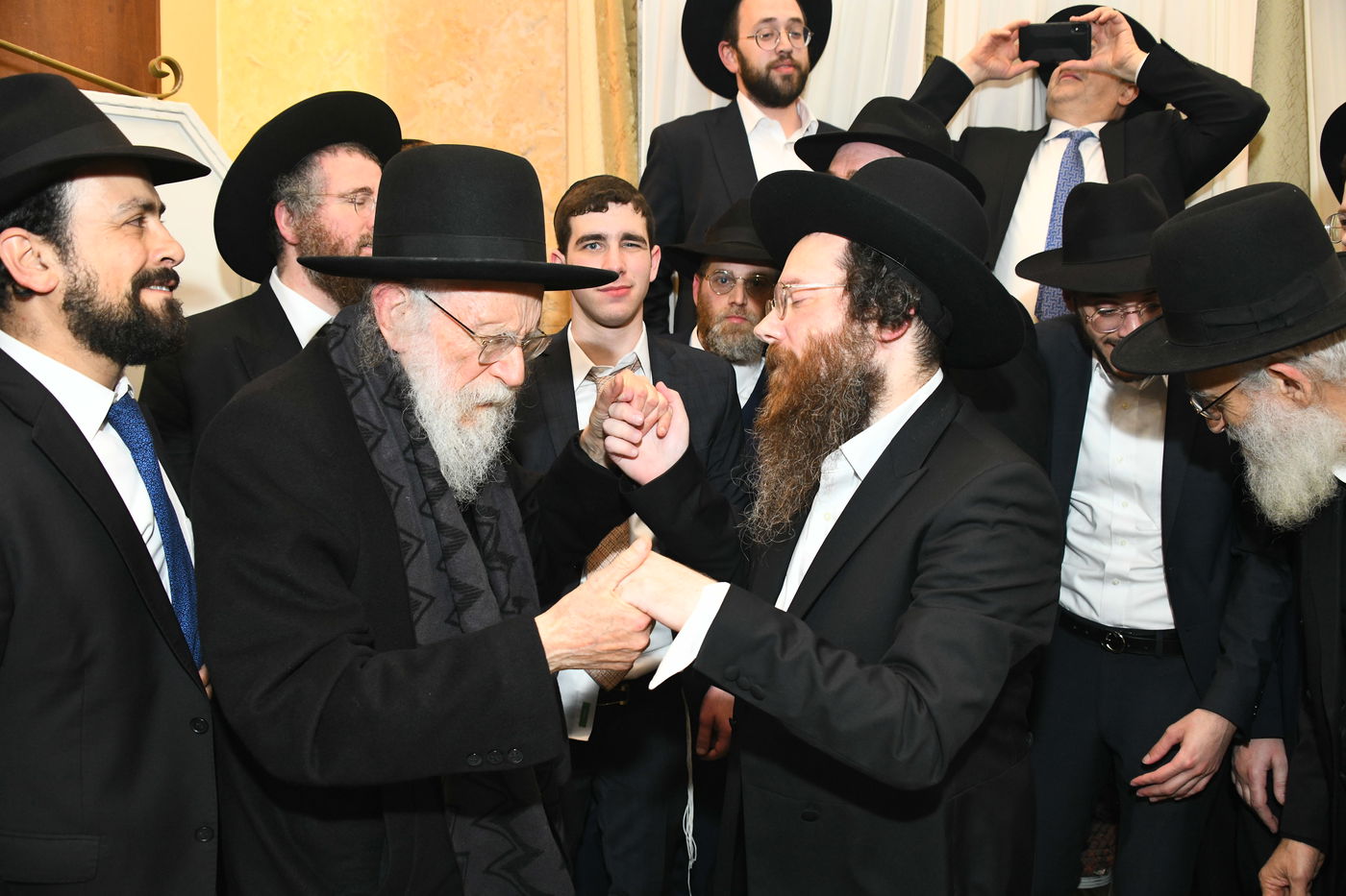 המונים בחתונת בנו של הגאון רבי עמרם פריד • צפו בגלריה