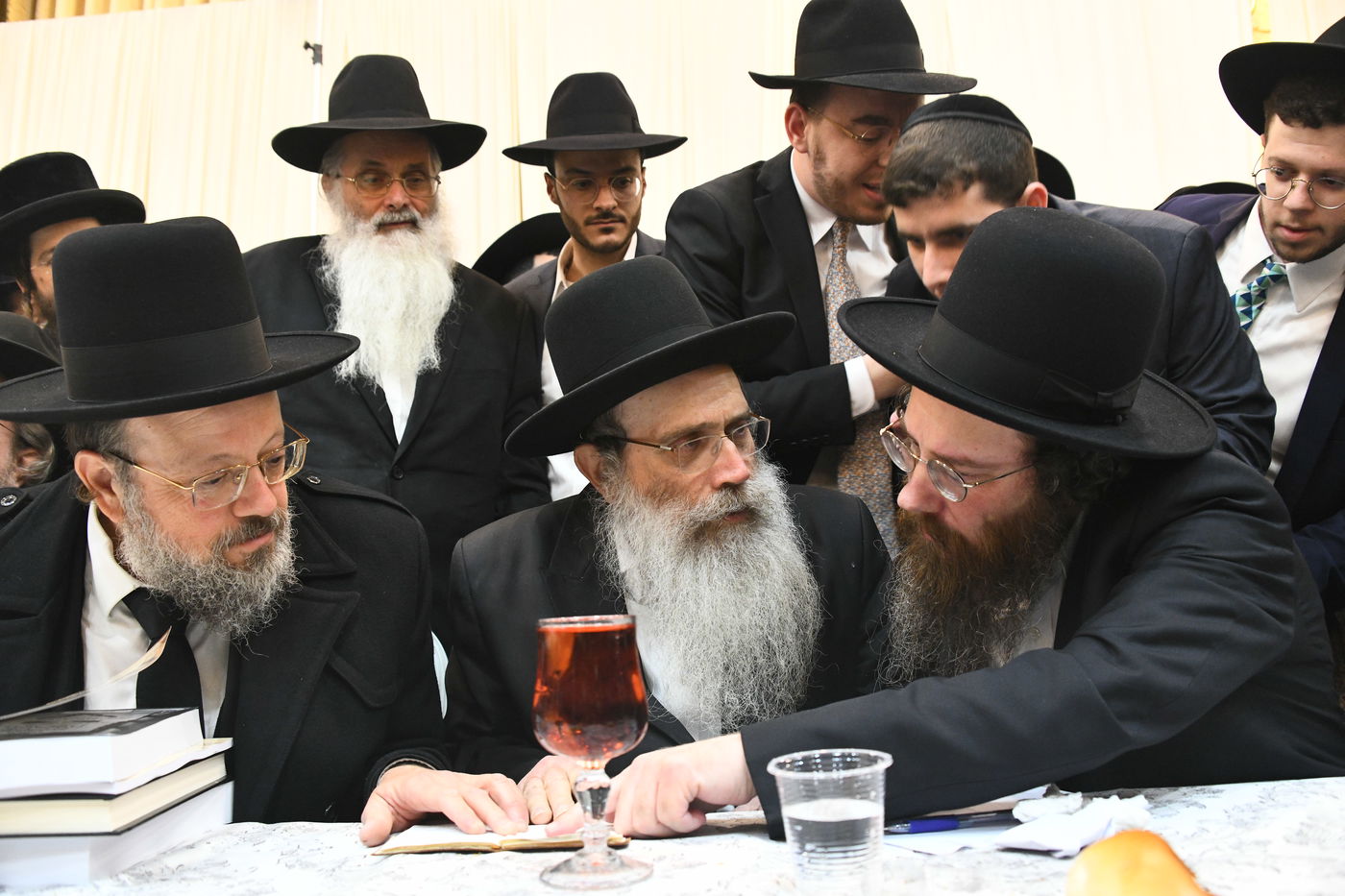 המונים בחתונת בנו של הגאון רבי עמרם פריד • צפו בגלריה