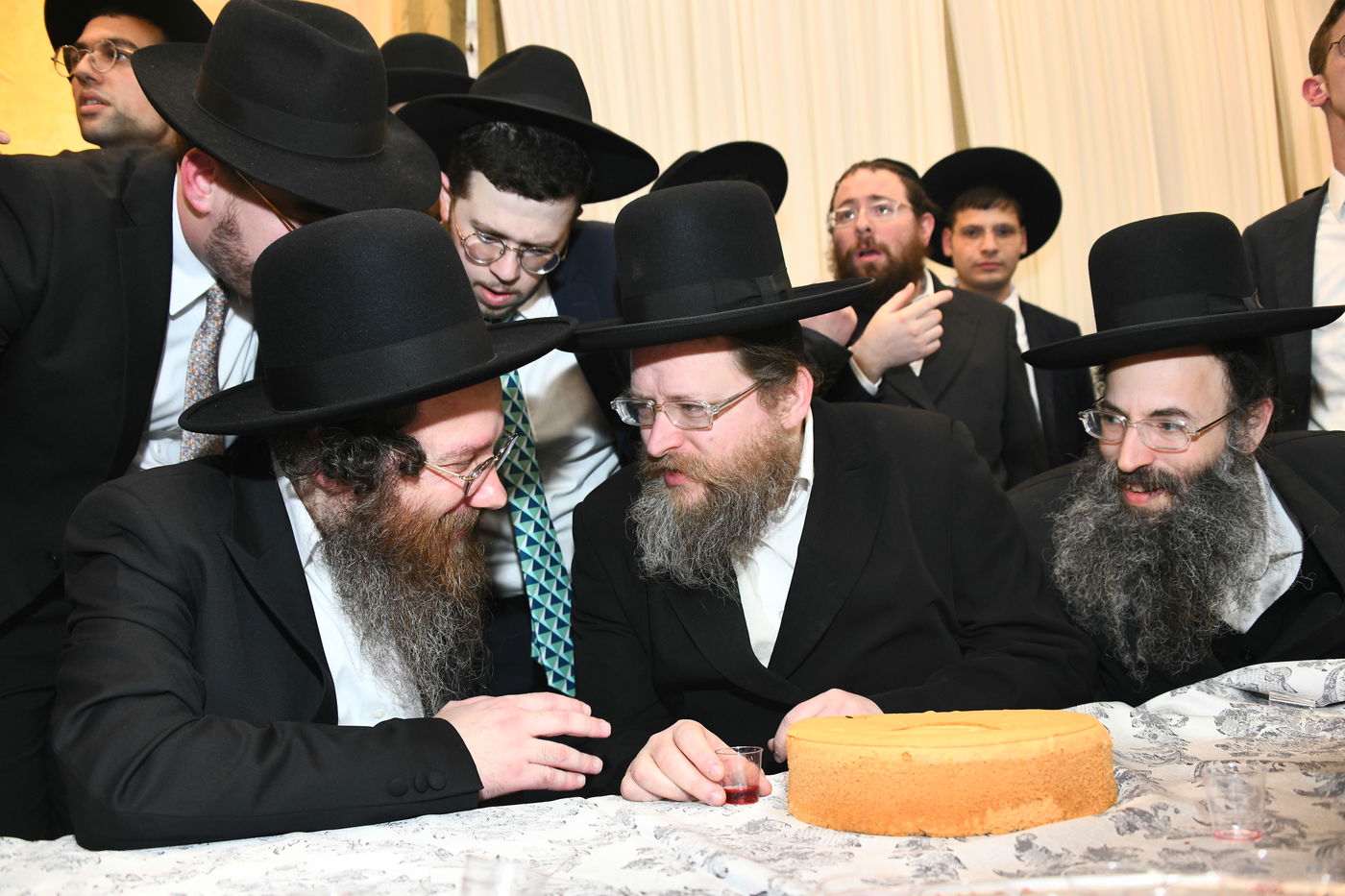 המונים בחתונת בנו של הגאון רבי עמרם פריד • צפו בגלריה