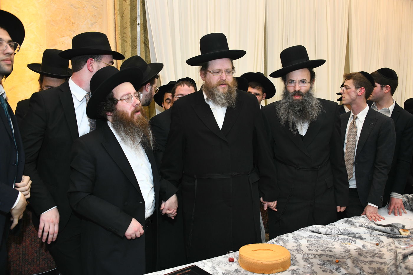 המונים בחתונת בנו של הגאון רבי עמרם פריד • צפו בגלריה