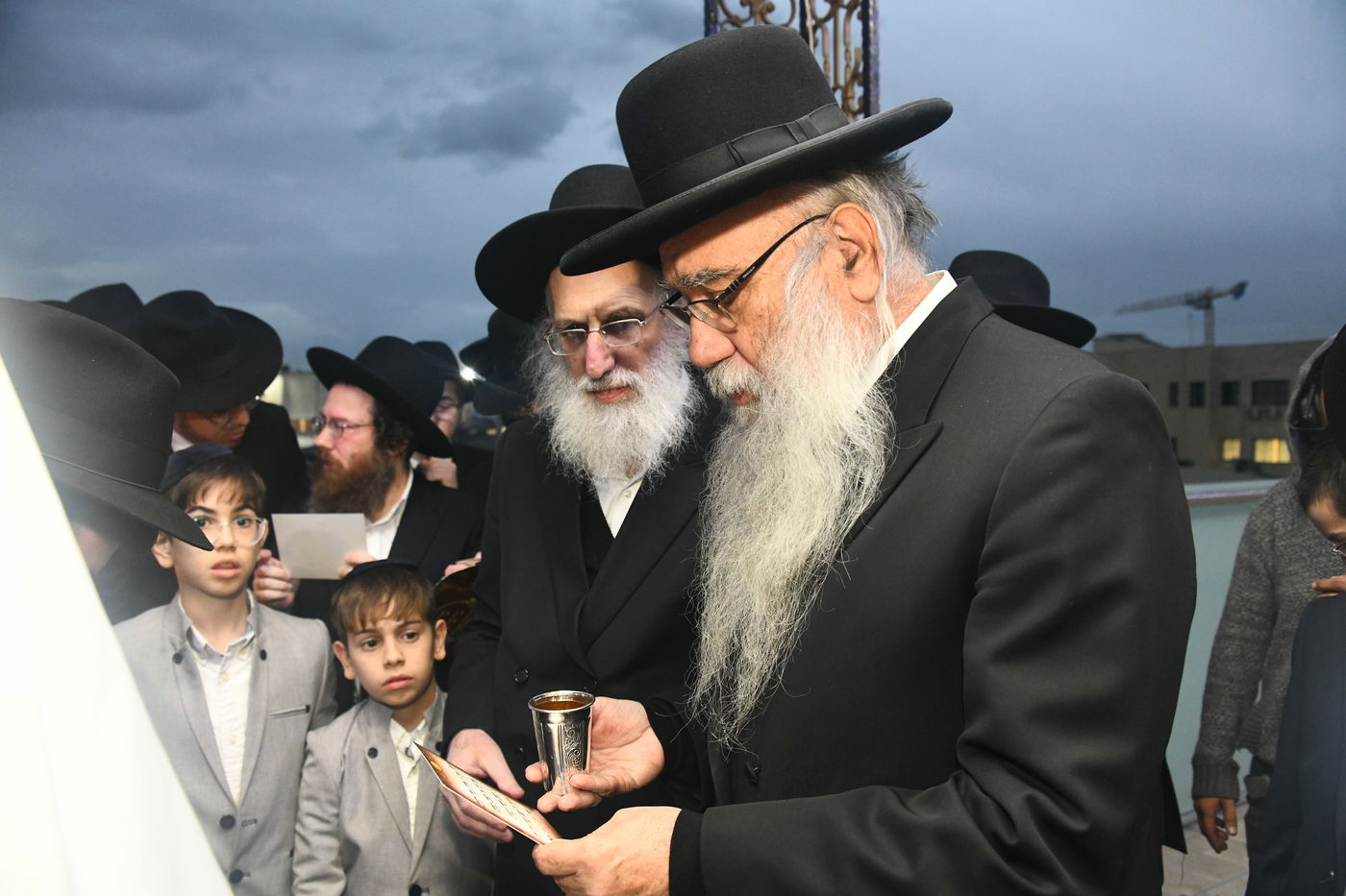 המונים בחתונת בנו של הגאון רבי עמרם פריד • צפו בגלריה