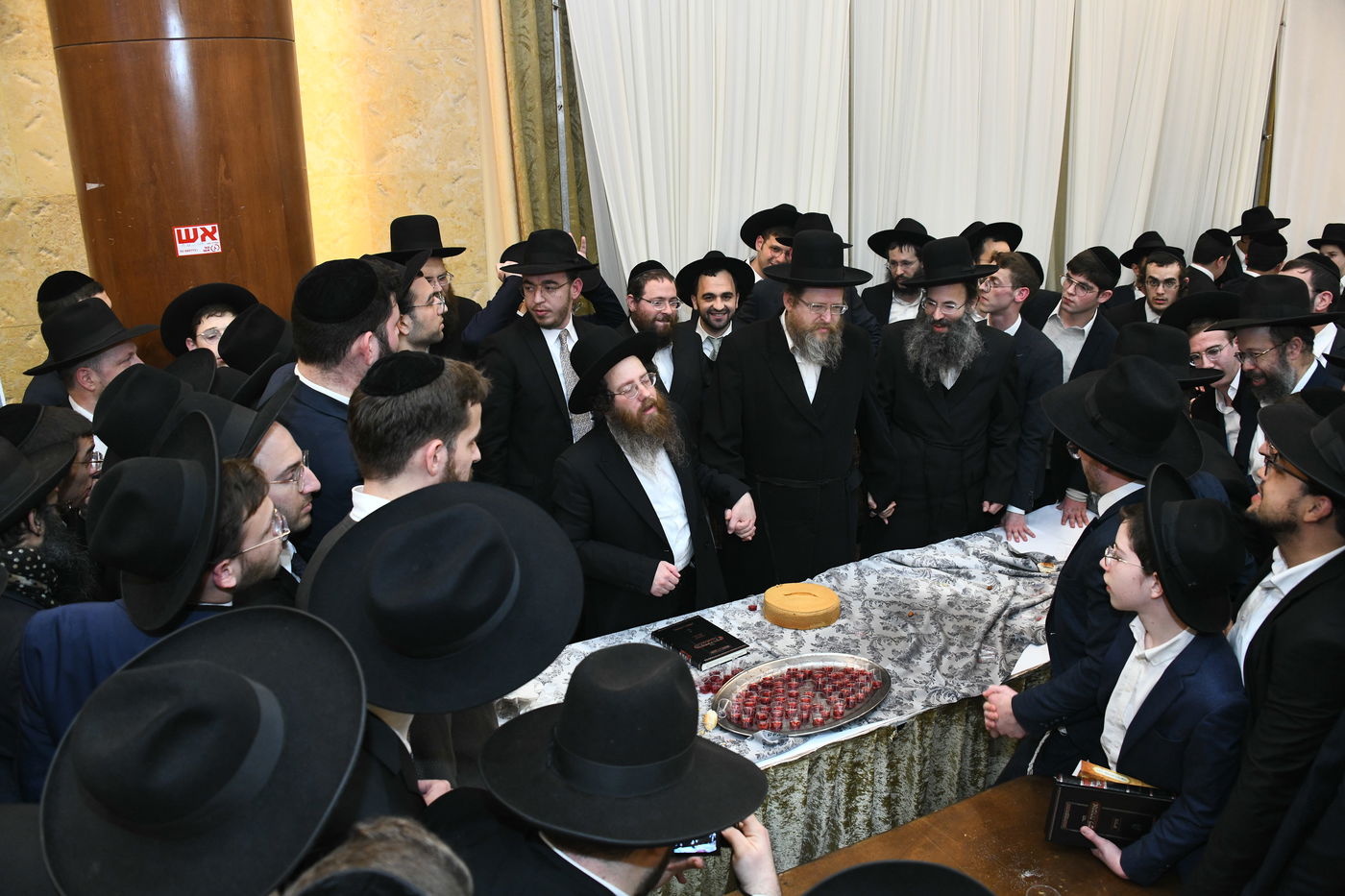 המונים בחתונת בנו של הגאון רבי עמרם פריד • צפו בגלריה