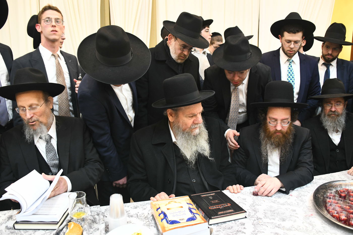 המונים בחתונת בנו של הגאון רבי עמרם פריד • צפו בגלריה