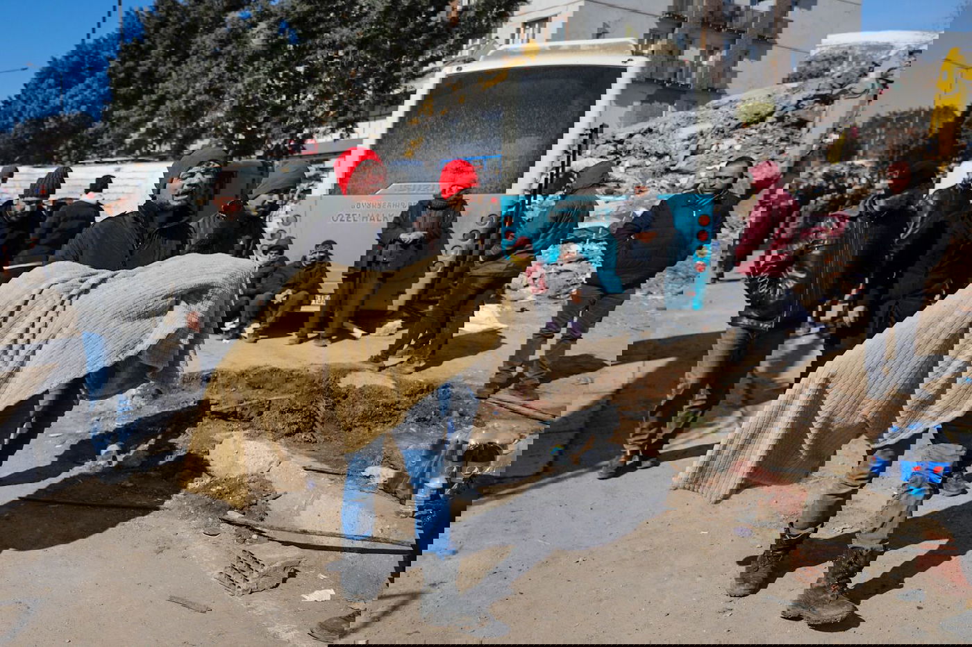 תמונת השבוע: הגופה חולצה ובן המשפחה פרץ בבכי