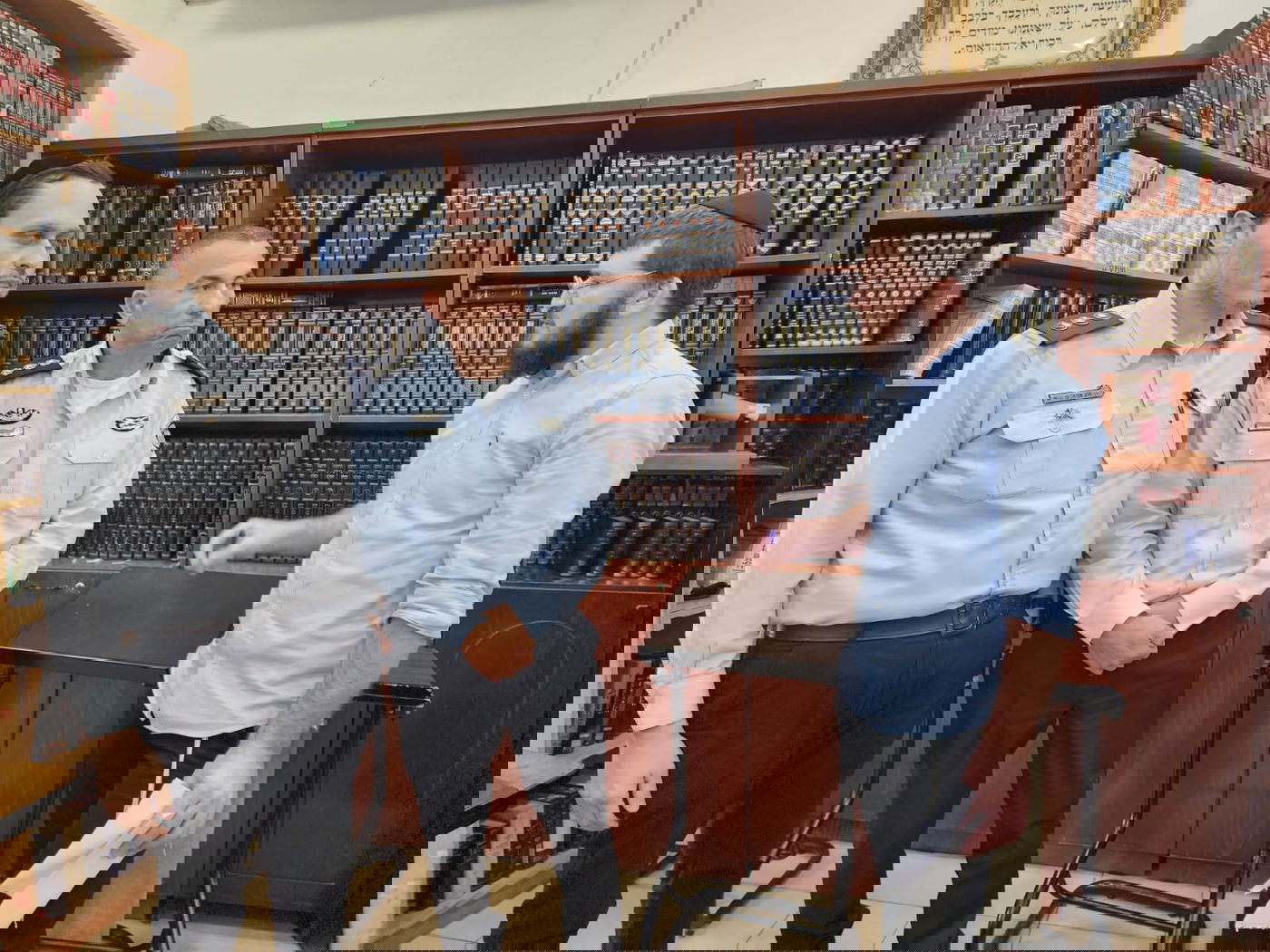 עם מפקד הכלא ורב בית הכלא