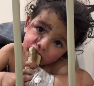 ילד סורי עם בננה ריגש את הגולשים; אביו אותר ופרץ בבכי