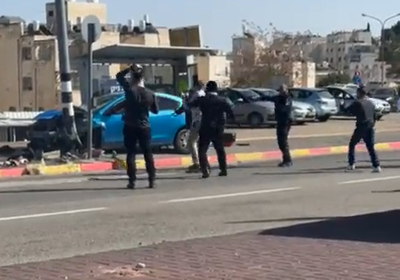 השלכת חפצים - וירי: כך חוסל המחבל בזירת הפיגוע. צפו