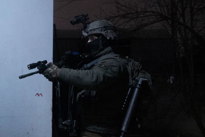 לוחמי צה"ל עצרו שישה מבוקשים ותפסו נשקים • צפו