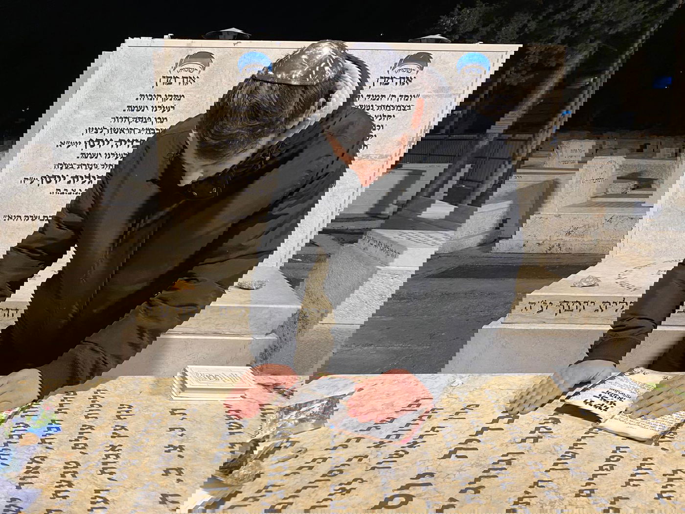 תיעוד: הזמר הישראלי התפלל בקברי גדולי ישראל