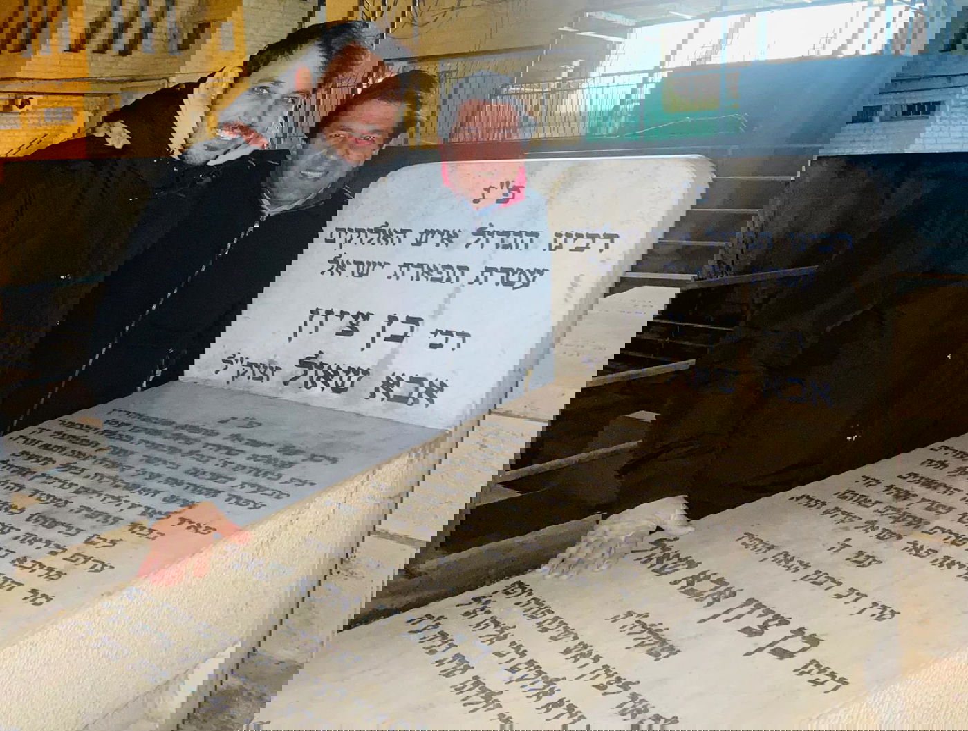 תיעוד: הזמר הישראלי התפלל בקברי גדולי ישראל