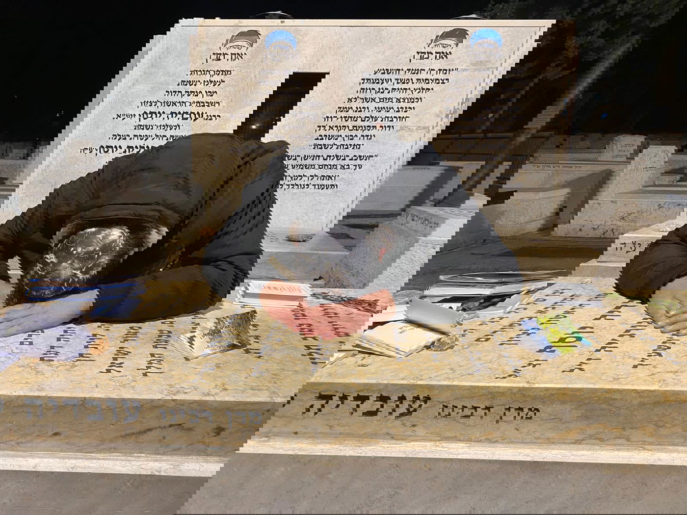 תיעוד: הזמר הישראלי התפלל בקברי גדולי ישראל