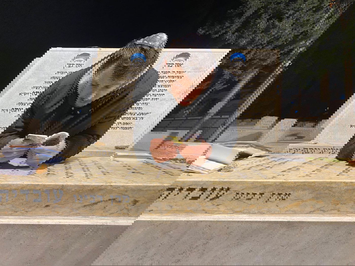 תיעוד: הזמר הישראלי התפלל בקברי גדולי ישראל