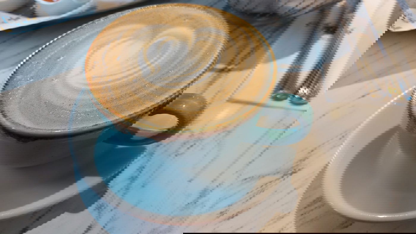 כוס הקפה של כותב השורות עליה שילם לא יותר מעשרה שקלים