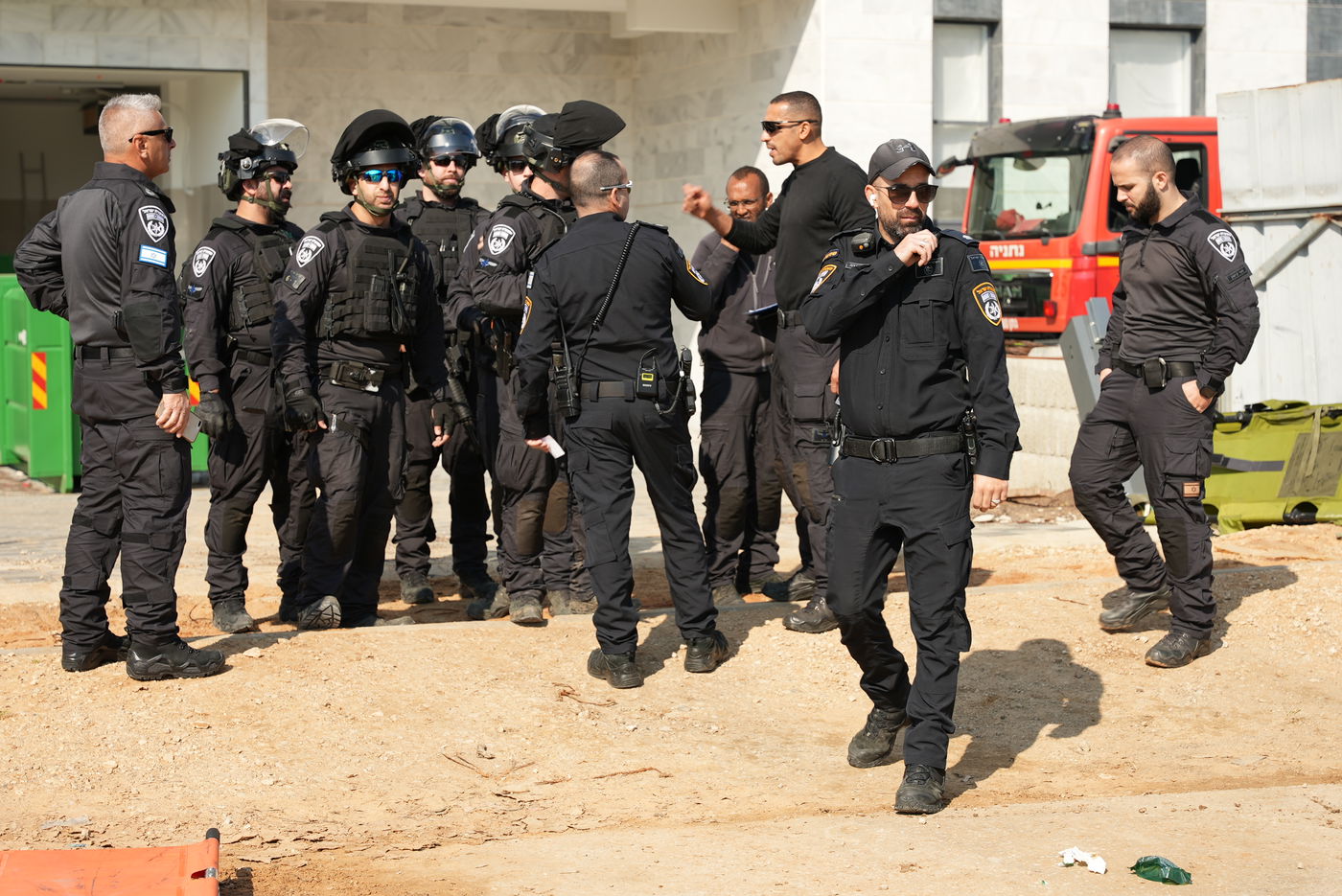 נפילת טילים על בניין רב קומות ופינוי הפצועים | תיעוד