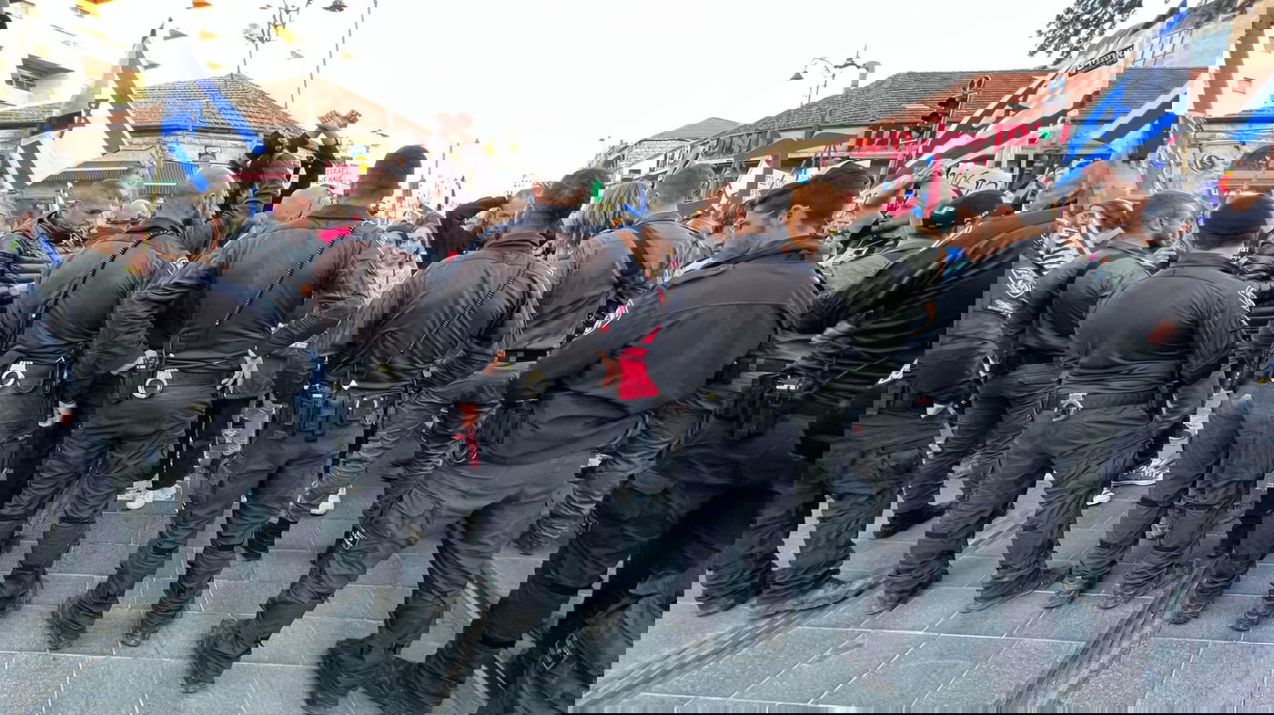 נתניהו מנסה להרגיע: "תפסיקו להוביל לאנרכיה ולקפוץ על שולחנות"