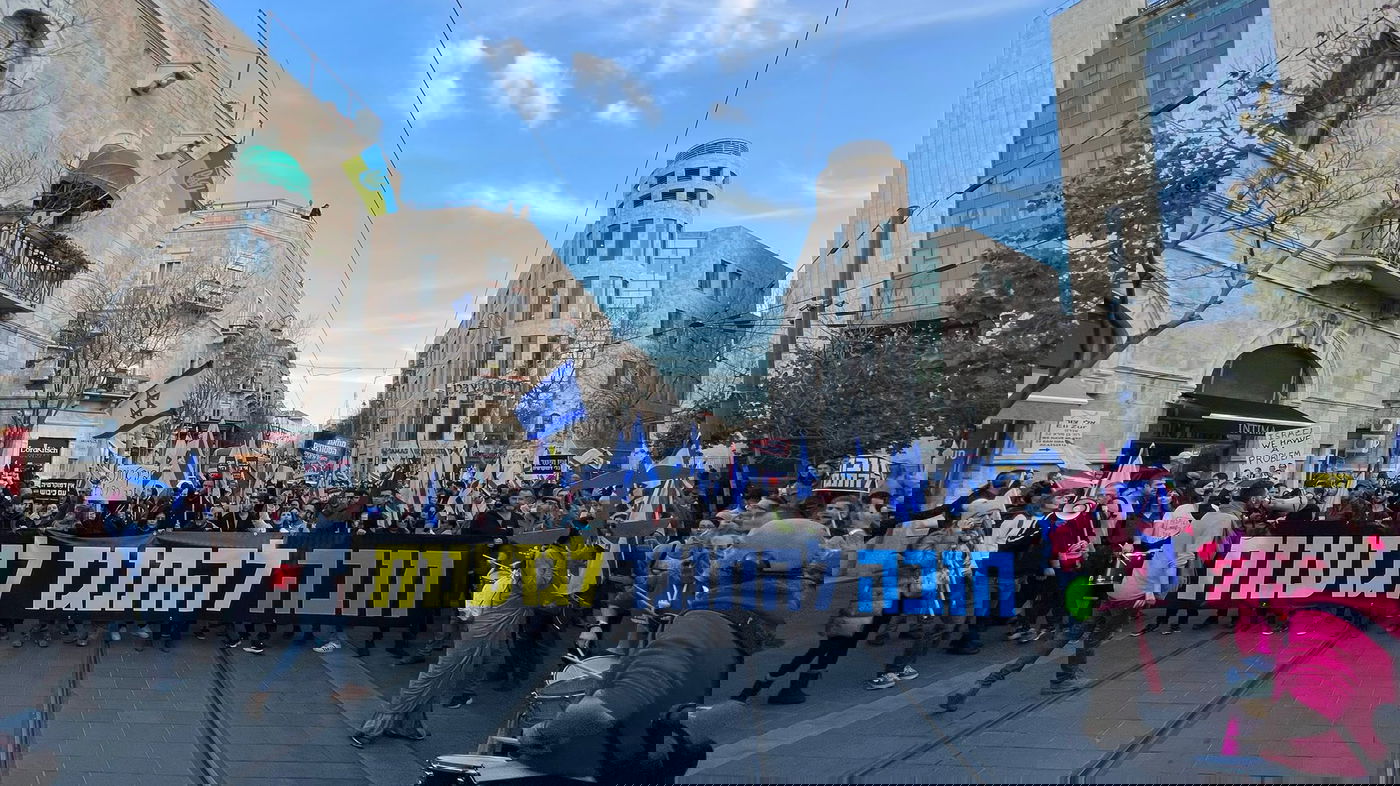 נתניהו מנסה להרגיע: "תפסיקו להוביל לאנרכיה ולקפוץ על שולחנות"