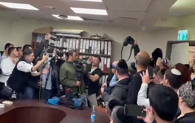 המפגינים פורצים לחדר • צפו