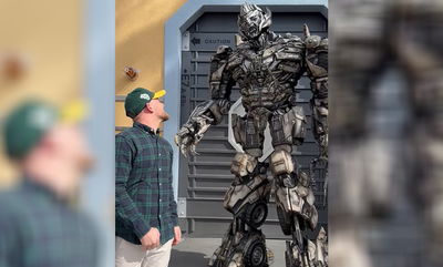 מני הולנדר הדהים את הרובוט בלונה פארק הגדול בעולם • צפו