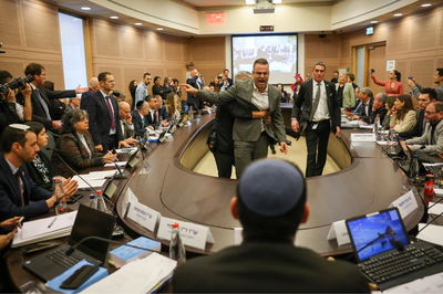 ניסיון לפוצץ את הדיון: ח"כים עלו על שולחנות, שניים מסעיפי הרפורמה המשפטית - אושרו