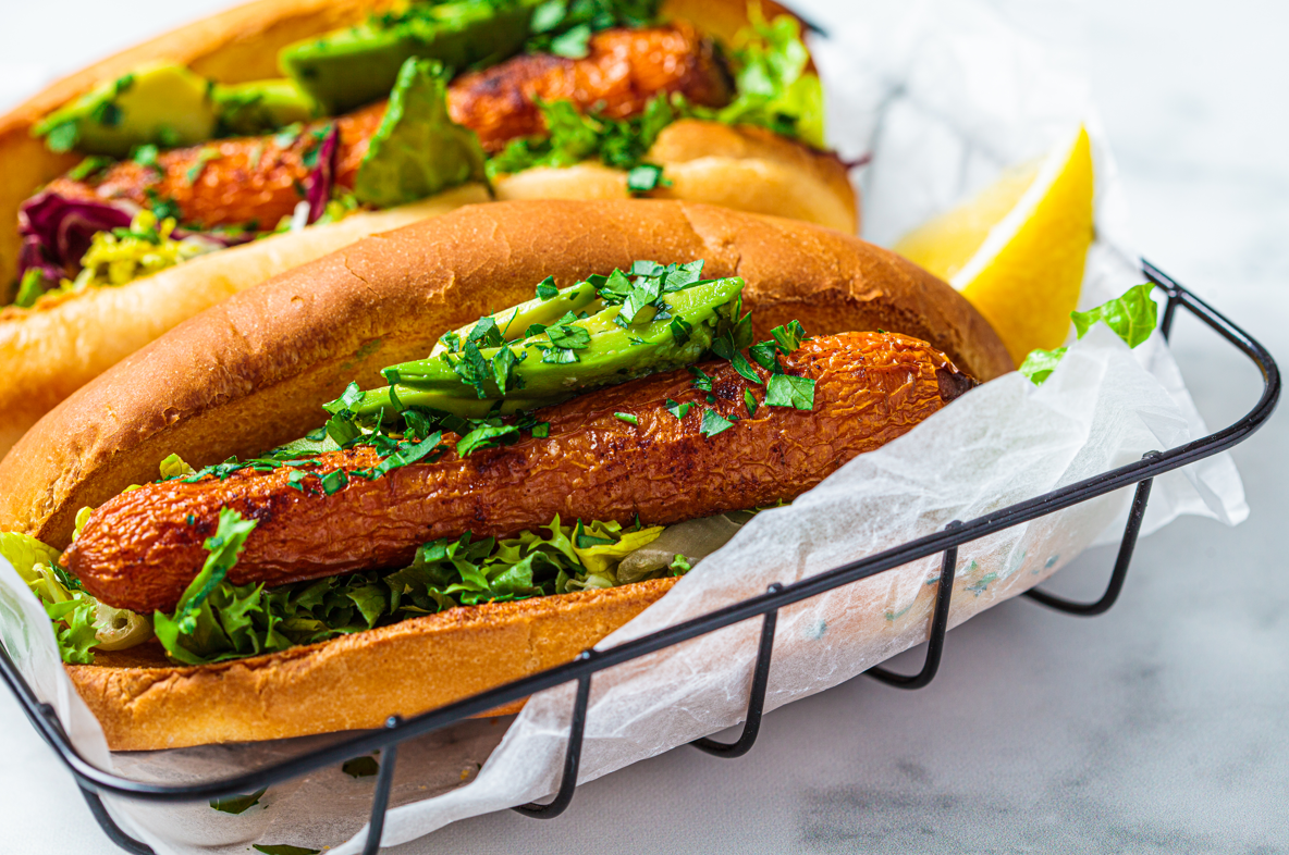 נקניקיות מעושנות פרווה שעשויות ממרכיב בריא ומאד (מאד!) מפתיע