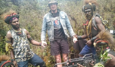 תיעוד של הלוחמים לצד השבוי