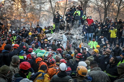 בחזרה לרגעים בהם האדמה רעדה בטורקיה והביאה אסון | צפו
