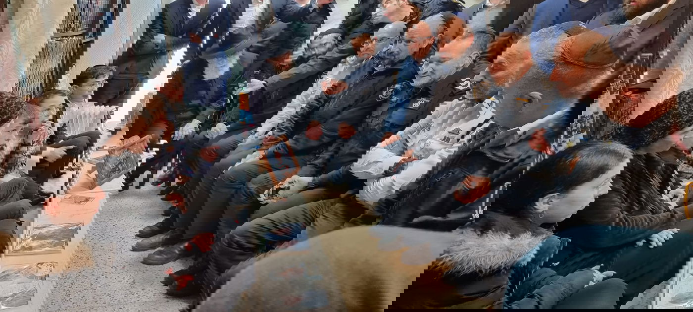 המפכ"ל העניק לדבורה פאלי את הספר אמונה וביטחון של החזון איש