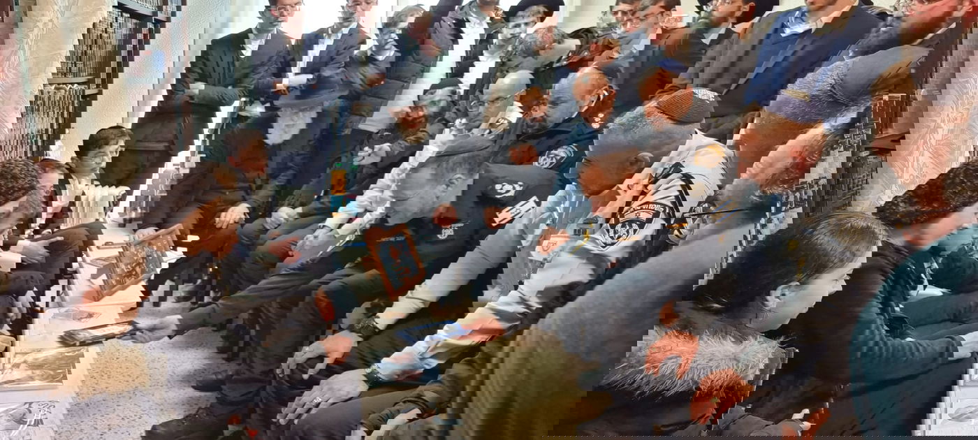 המפכ"ל העניק לדבורה פאלי את הספר אמונה וביטחון של החזון איש