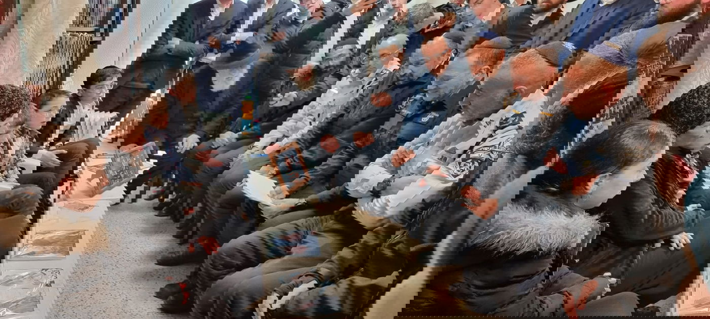 המפכ"ל העניק לדבורה פאלי את הספר אמונה וביטחון של החזון איש