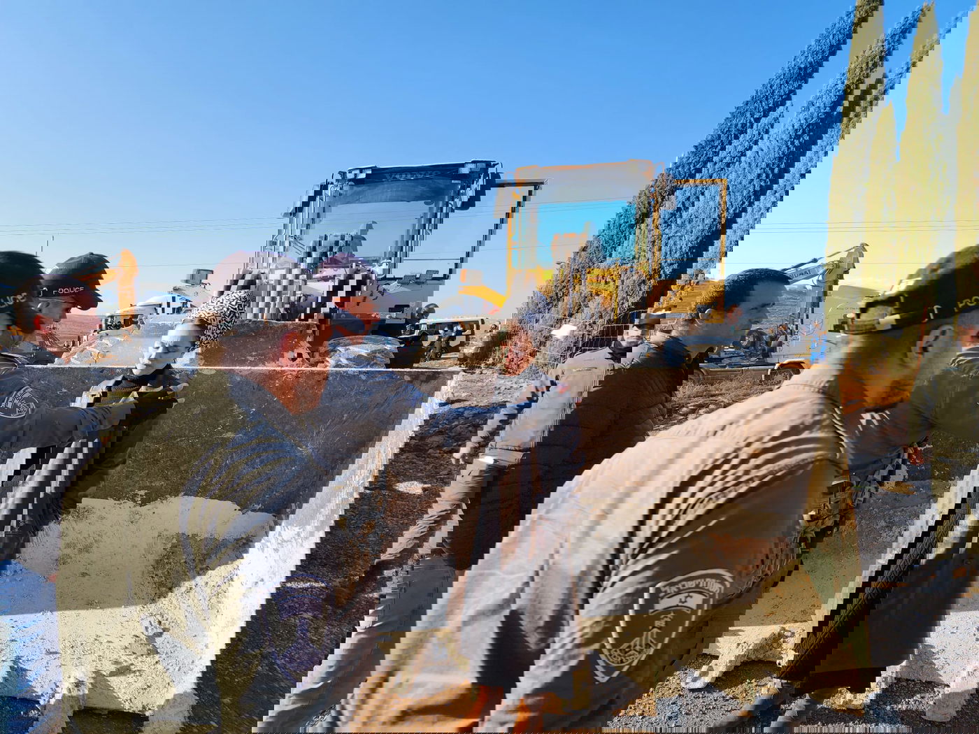 הח"כית חסמה טרקטור והוקפה בטבעת של שוטרים | צפו