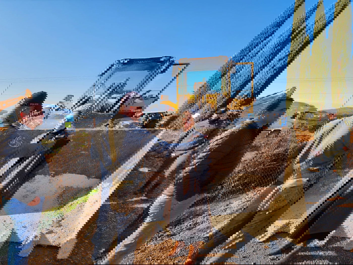 הח"כית חסמה טרקטור והוקפה בטבעת של שוטרים | צפו